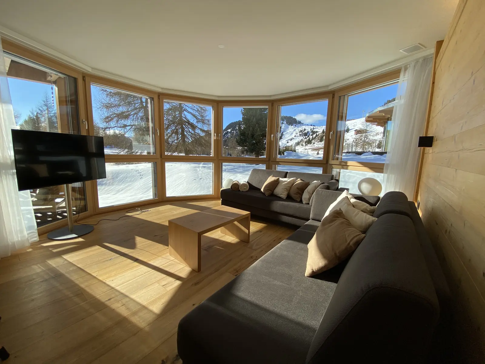 Helles Wohnzimmer der Ferienwohnung Royal A